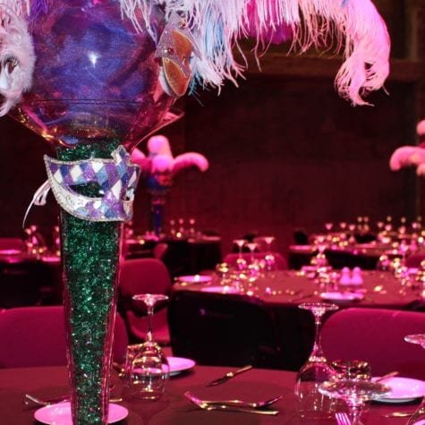 Masquerade table decorations with feathers and masks